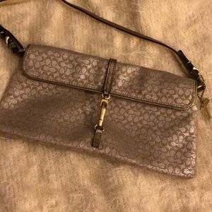 Coach clutch with handle